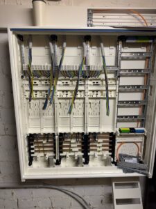 Was bedeutet beim Stromanschluss L und N?