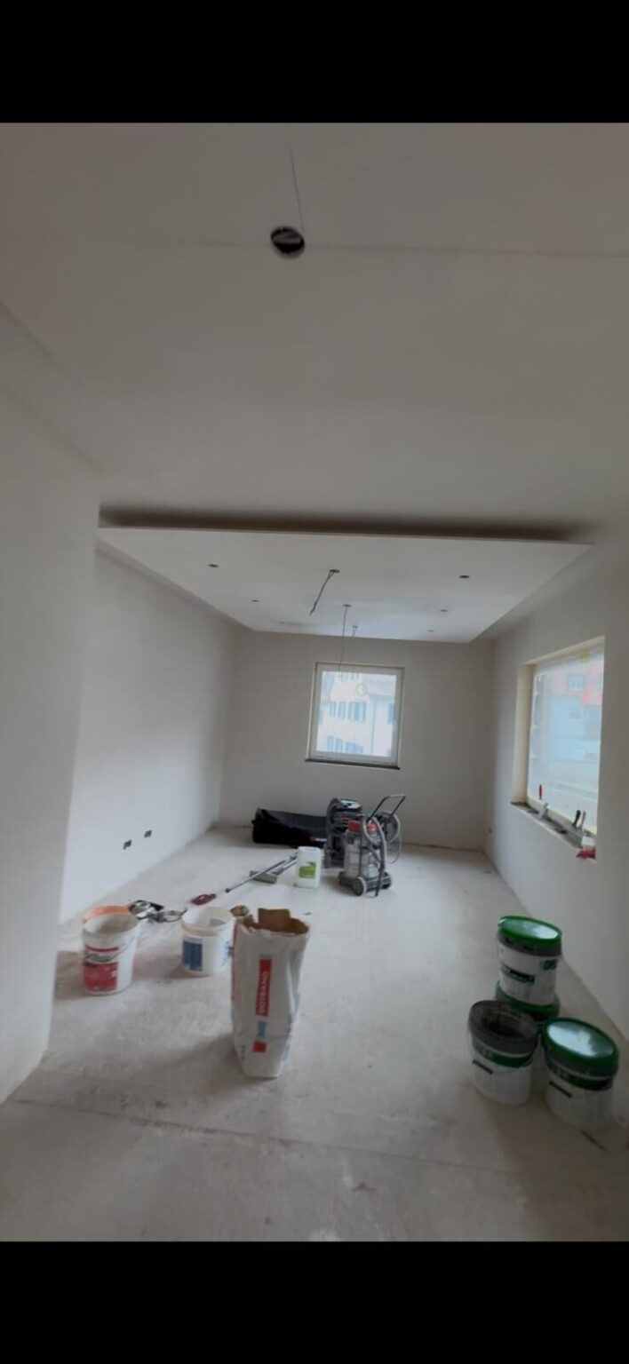Leerer Raum mit Renovierungsmaterialien