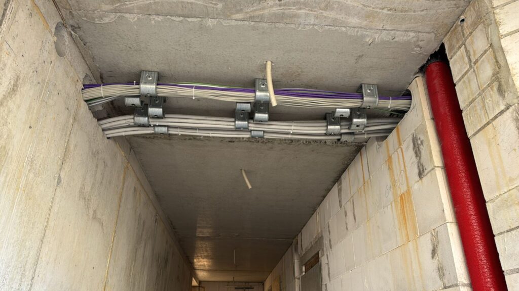 Kabelinstallation in Betondecke eines Gebäudes