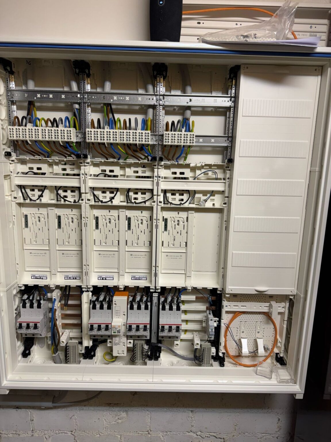 Elektrischer Schaltschrank mit Verkabelung