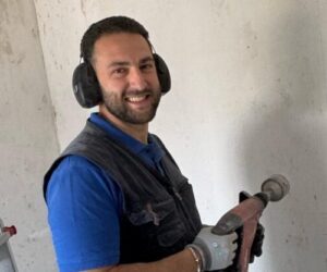 Handwerker bei Renovierung mit Bohrmaschine