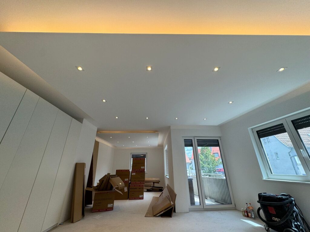 Renoviertes Zimmer mit Umzugskartons und Balkon.