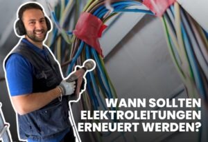 Elektriker mit Bohrer und Elektroleitungen.