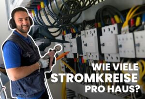 Elektriker prüft Haus-Stromkreise.