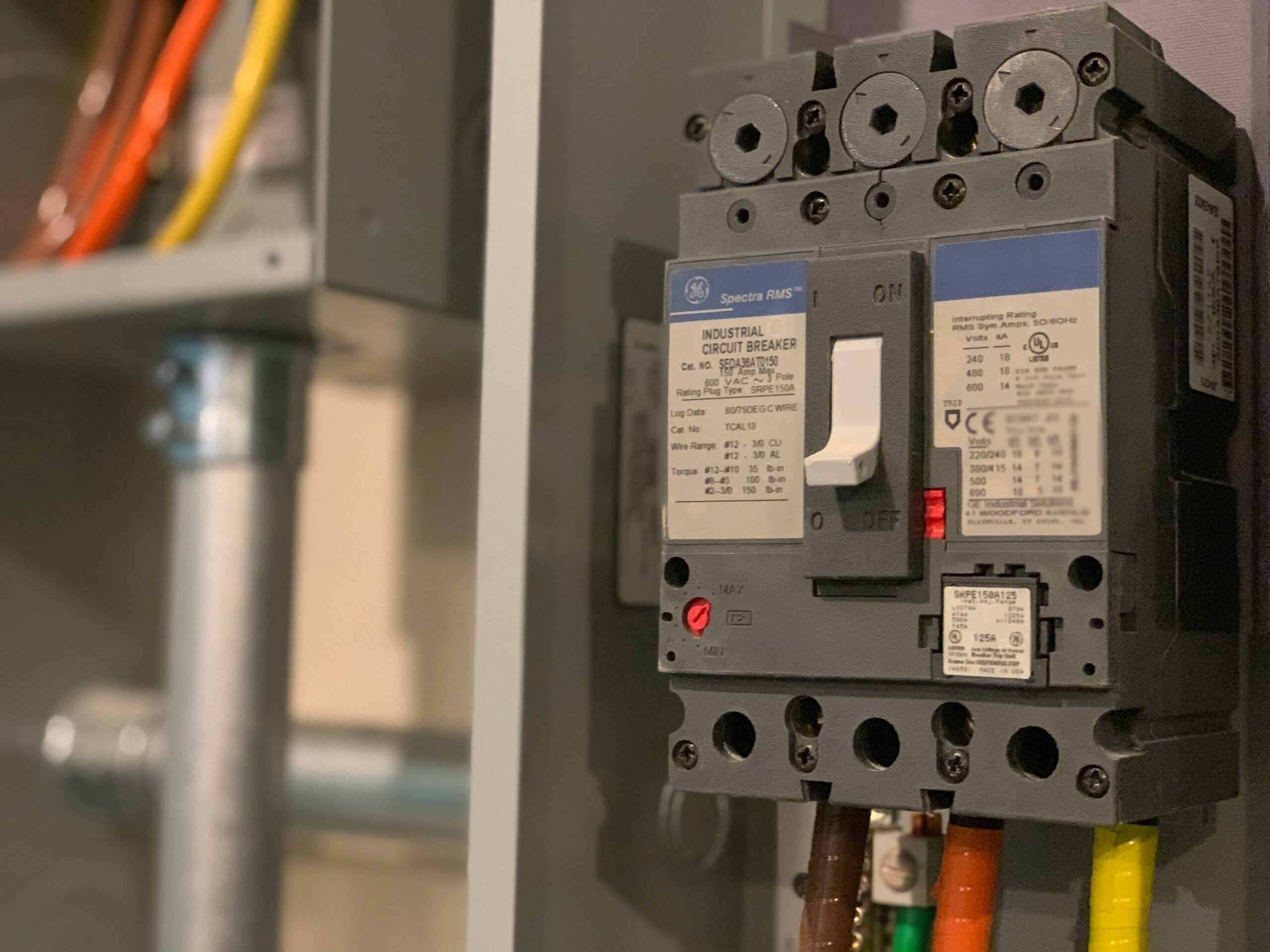 Industrieller Leistungsschalter im Schaltschrank mit Kabeln