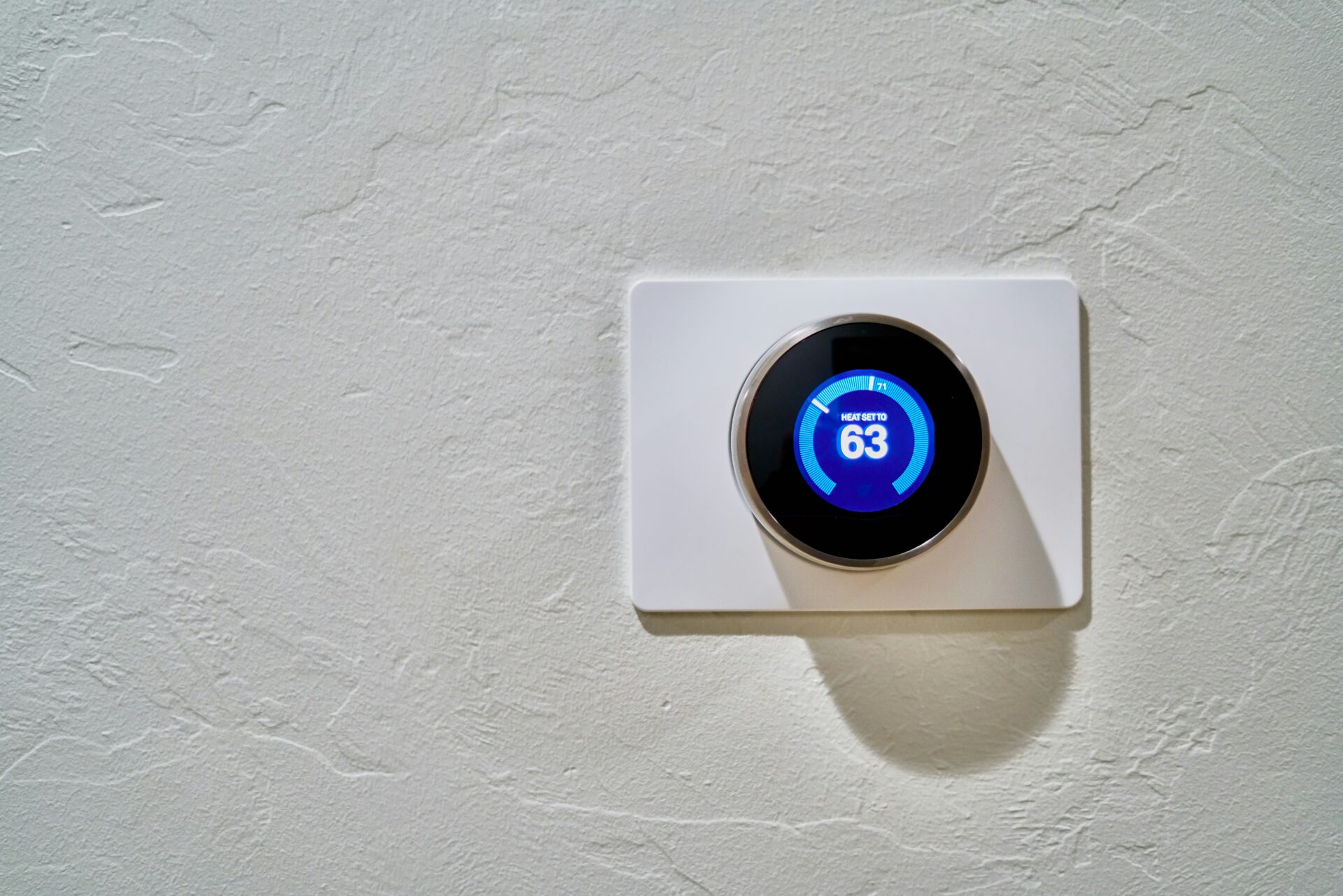 Smartes Thermostat an Wand zeigt 63 Grad