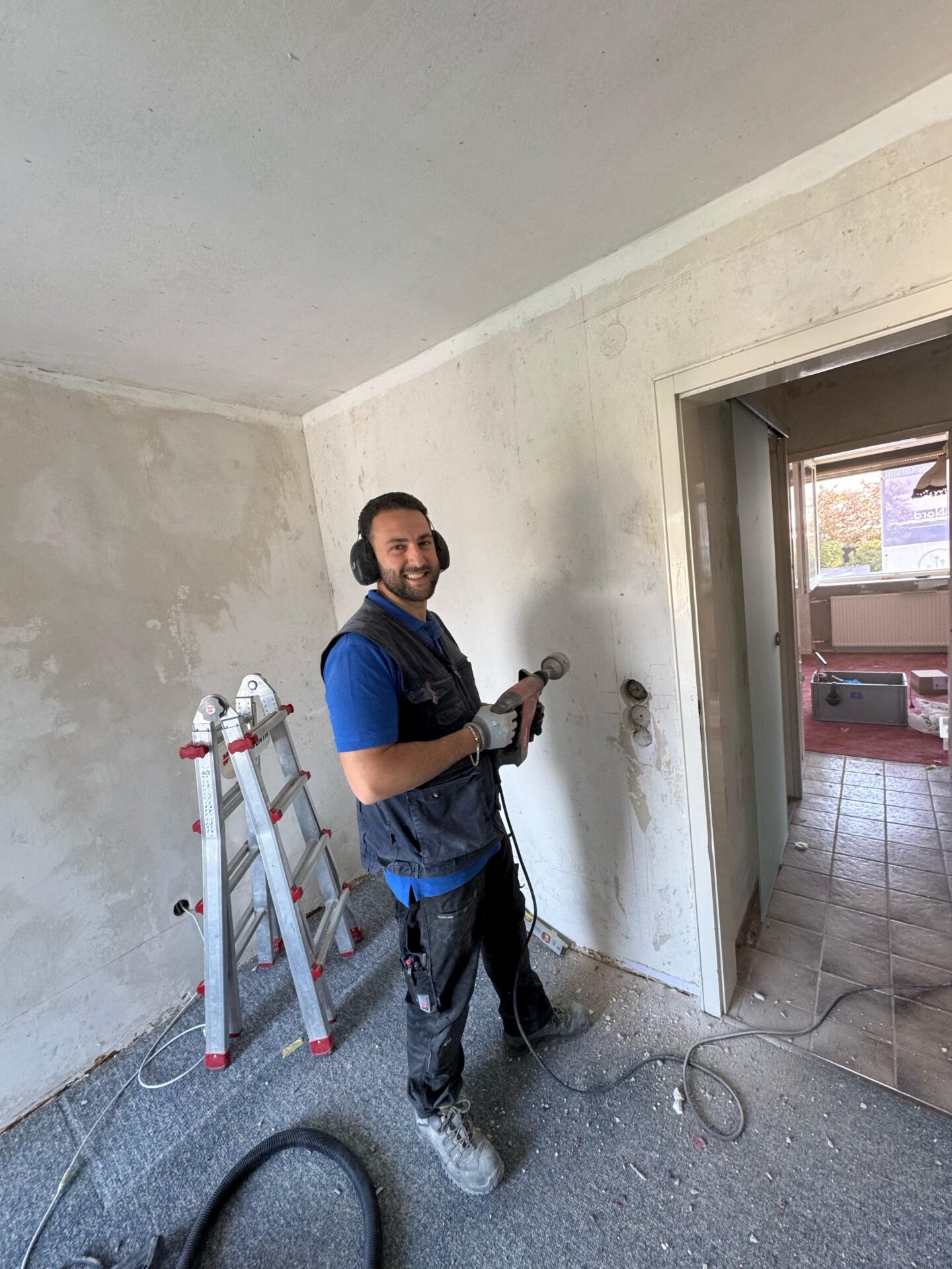 Elektromeister Kemal Marasli bei der Sanierung eines Altbaus in Würzburg