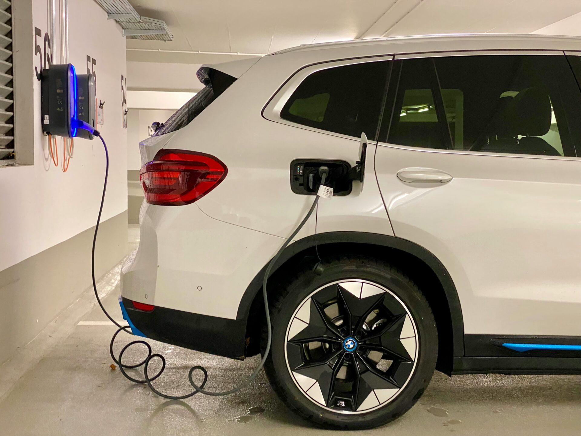 Elektroauto lädt an einer Wallbox in der Tiefgarage
