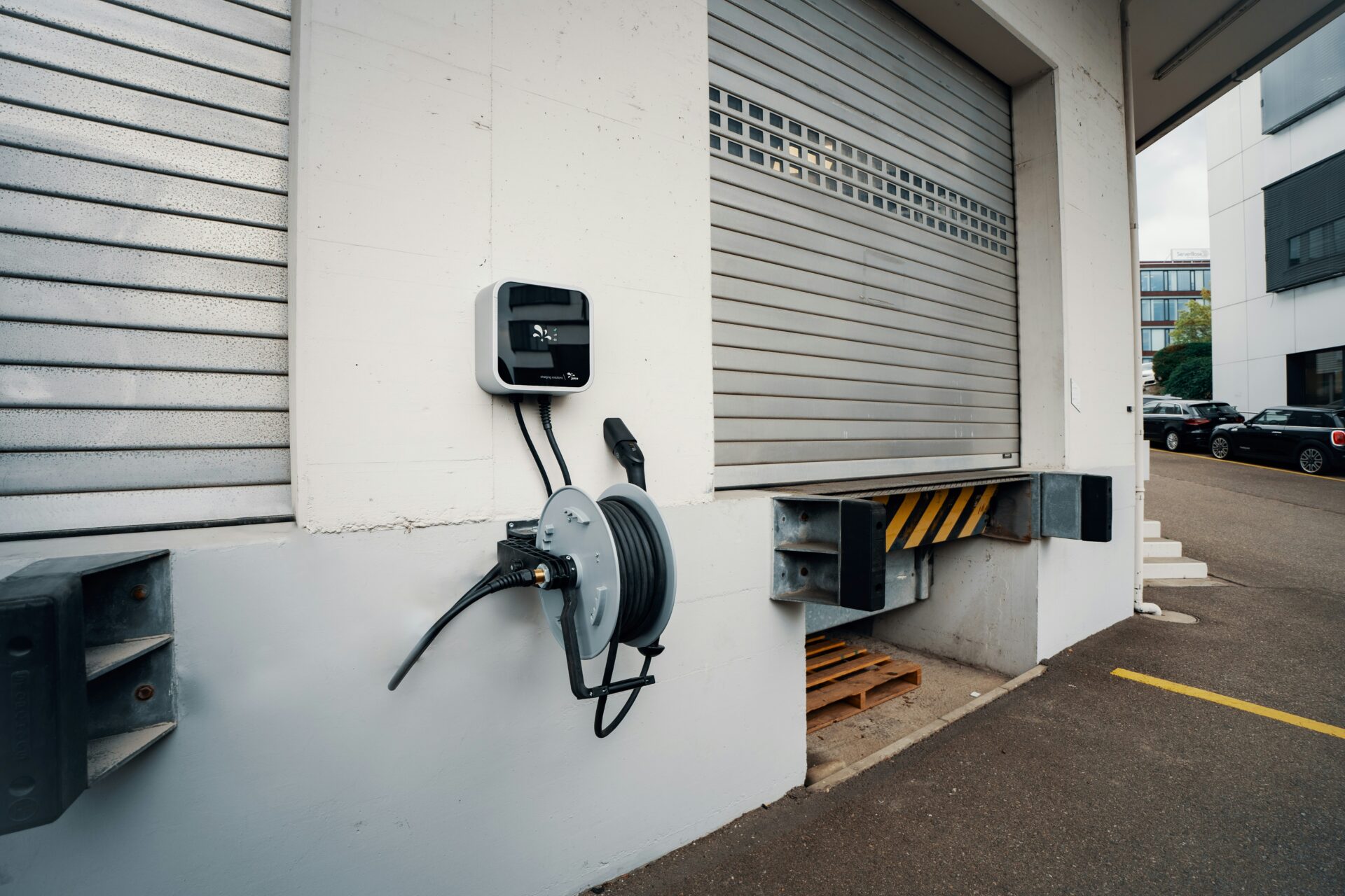 Wallbox mit Kabeltrommel an Laderampe