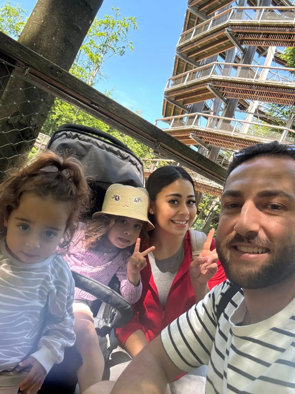 Familie mit zwei Kindern macht Selfie am Baumwipfelpfad