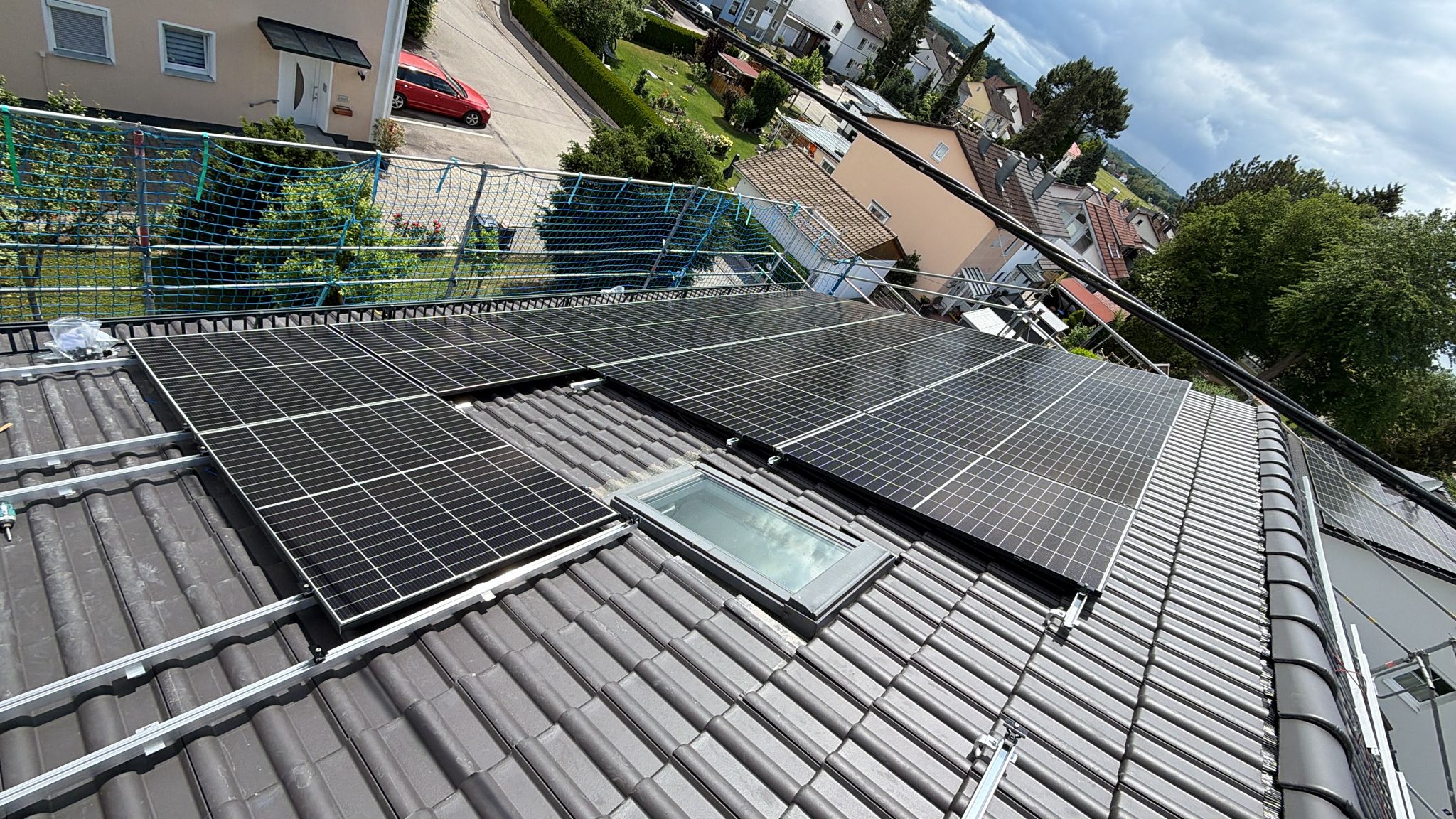 Fertig montierte Photovoltaikanlage auf einem Ziegeldach in Würzburg