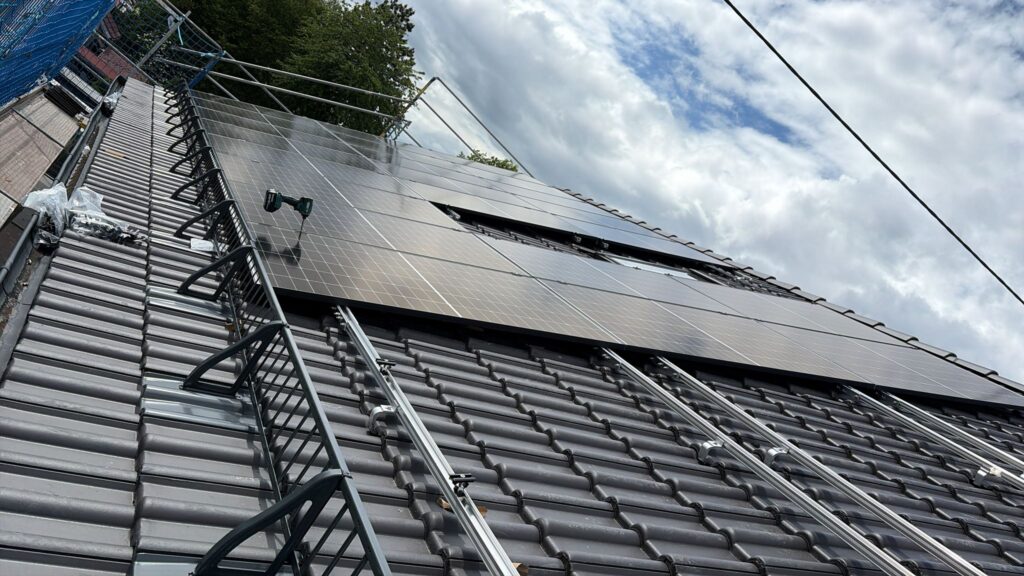 Photovoltaikmodule auf einem Ziegeldach in Würzburg – montiert von Elektrotechnik Bayern Nord