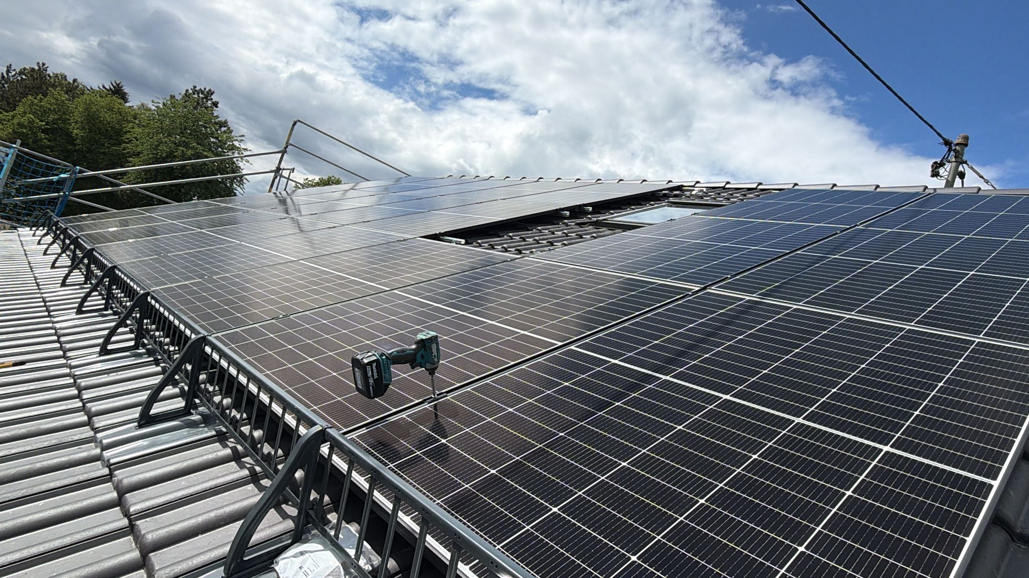 Photovoltaikmodule aus der Nähe – Solarfeld gegen den Himmel