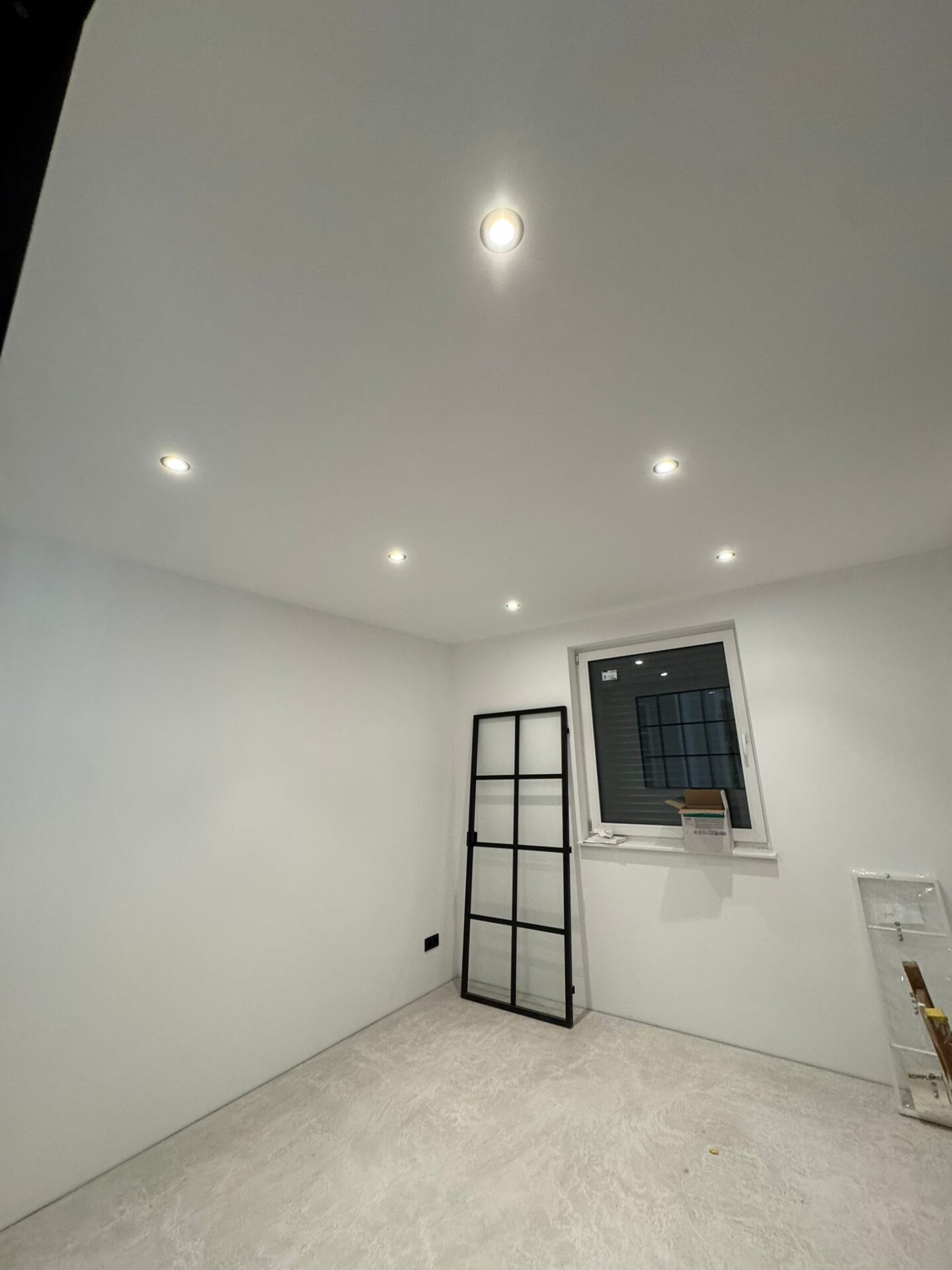 Renovierter Raum mit neuen LED-Einbauspots an der Decke