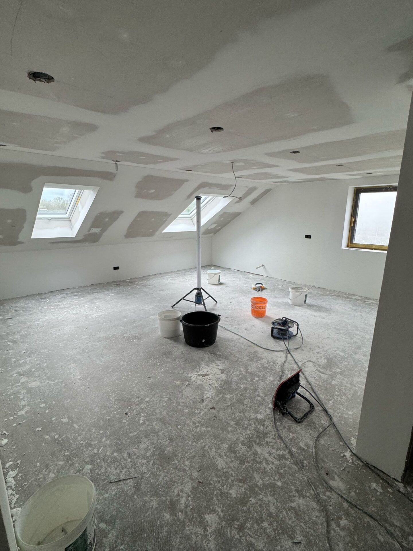 Ausgebauter Dachgeschossraum während der Elektrosanierung