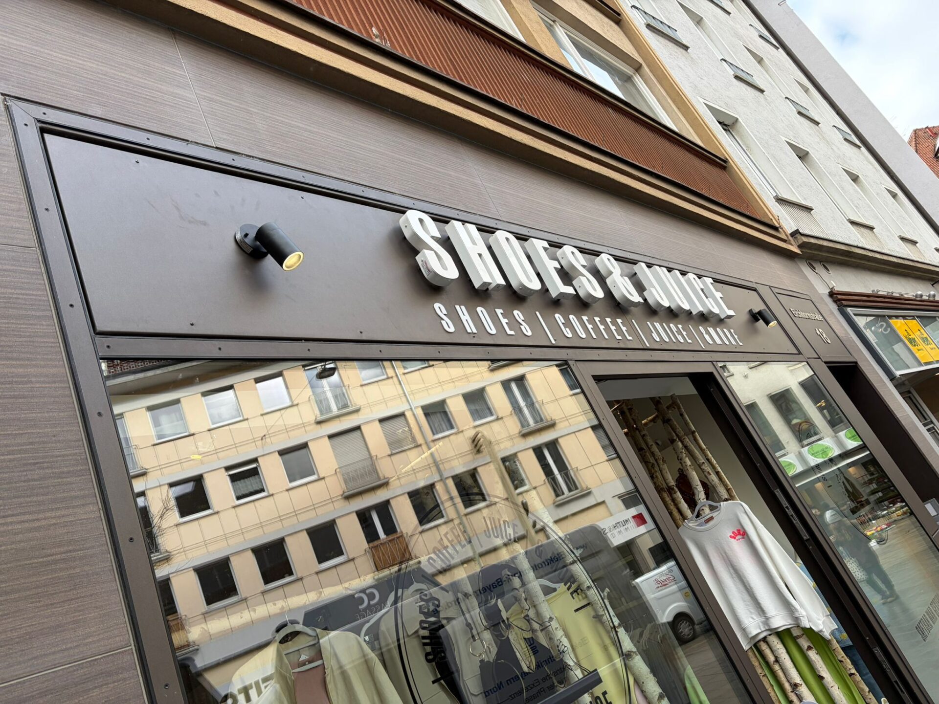 Beleuchtetes Ladenschild an einer Gesch&auml;ftsfassade in der W&uuml;rzburger Altstadt