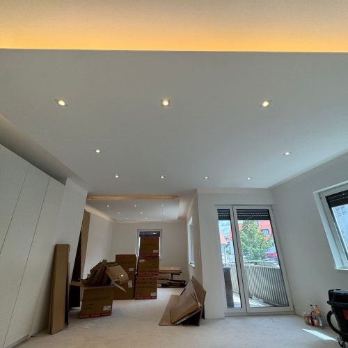 Renoviertes Zimmer mit Umzugskartons und Balkon.