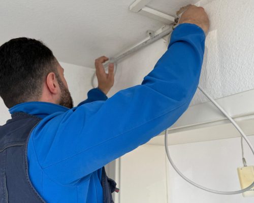 elektriker bei der sanierung elektrischer leitungen in einem altbau (1)