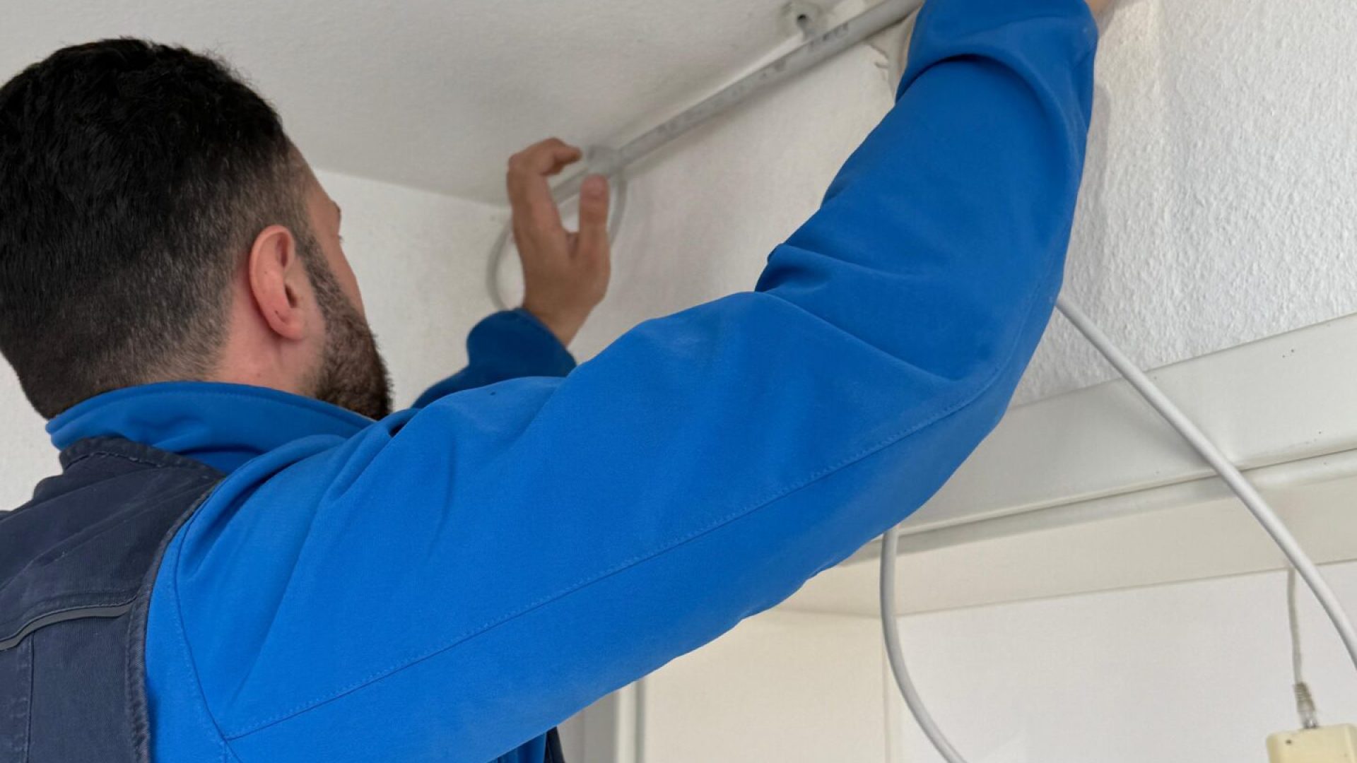 elektriker bei der sanierung elektrischer leitungen in einem altbau (1)