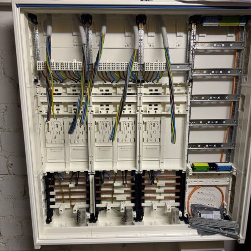 elektriker schließt kabel im zählerschrank an