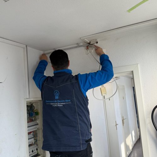 elektriker verlegt neue kabel bei einer altbausanierung
