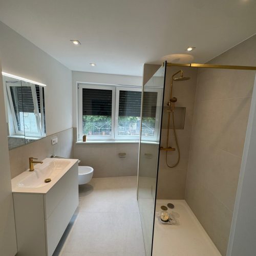 Modernes Badezimmer mit Duschkabine und Waschtisch.