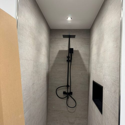 Moderne Duschkabine mit Regenduschkopf